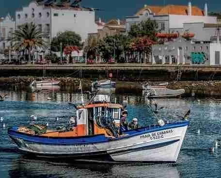 Barco de pesca no rio Gilão, em Tavira