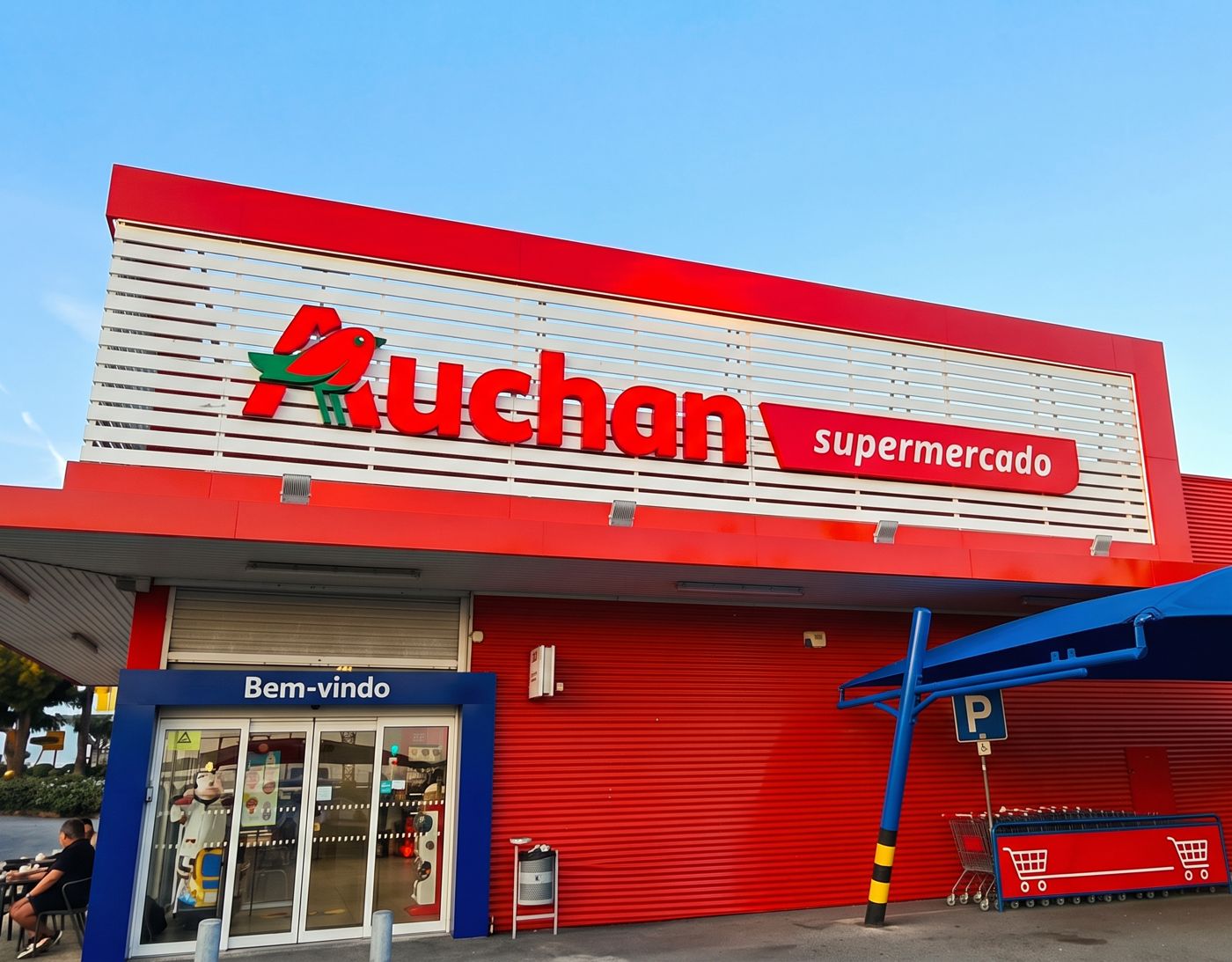 Fachada da loja Auchan Supermercado, em Tavira
