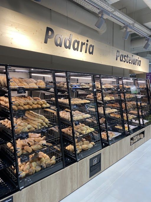 Balcão de padaria e pastelaria com pão fresco