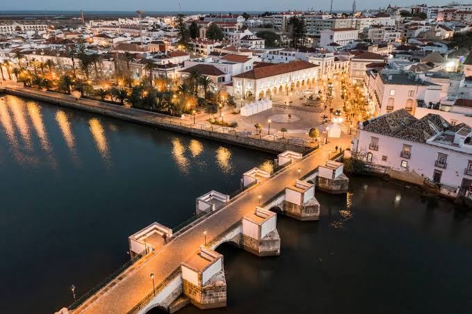 Vista aérea da ponte e do centro histórico de Tavira à noite